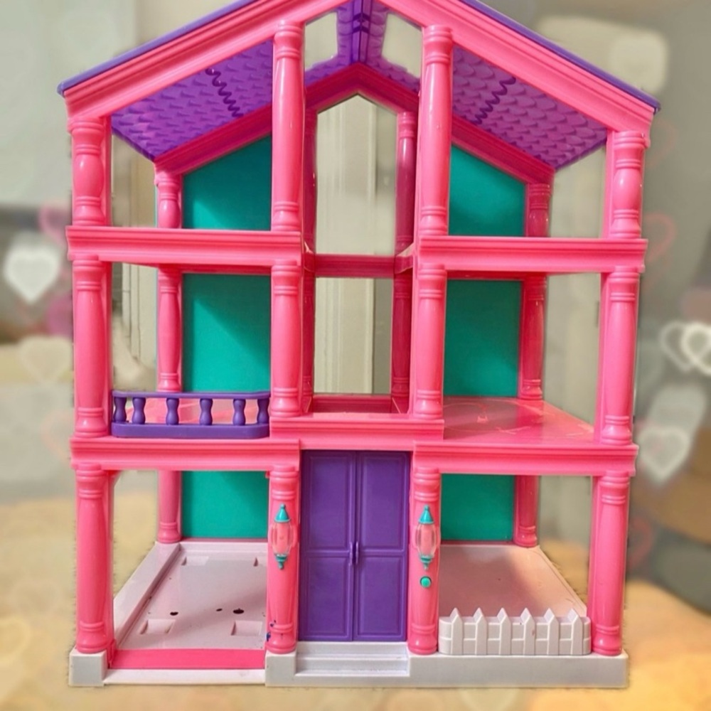 Three story house for little dolls/Dolls not included XD only are models…